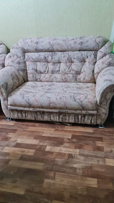 Отдам два дивана и одно кресло.