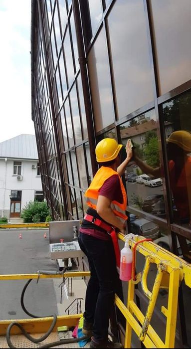 Firma servicii de curatenie industriala