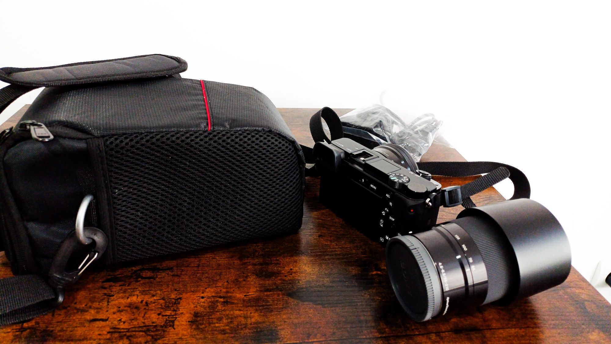 Vand aparat foto mirrorless Sony A6100 + 2 obiective