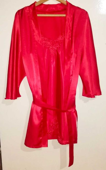 Дамски червен сатенен комплект нощница и халат