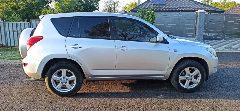 Vând Toyota RAV4