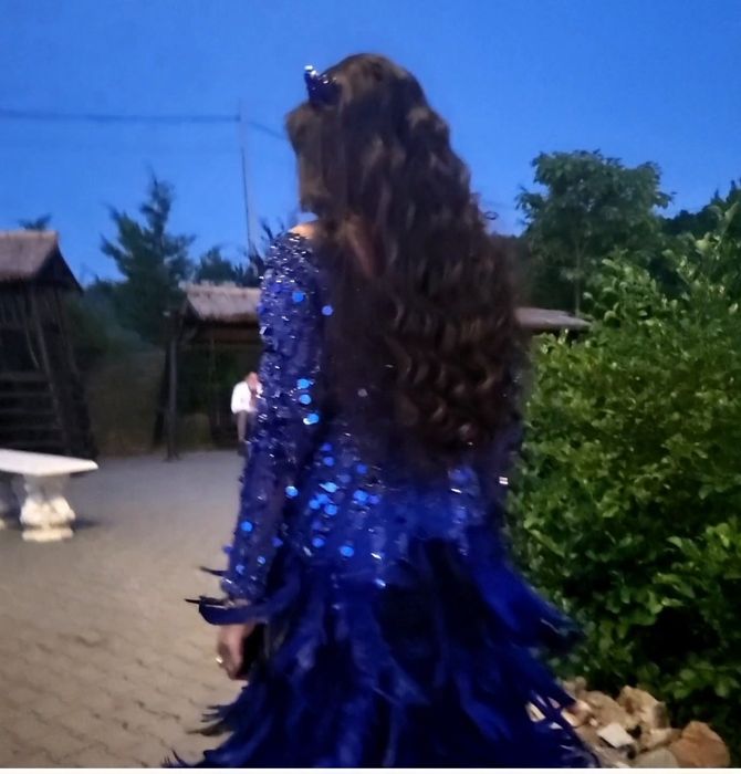 Rochie cu pene extravaganta de închiriat 450 RON sau achiziționat