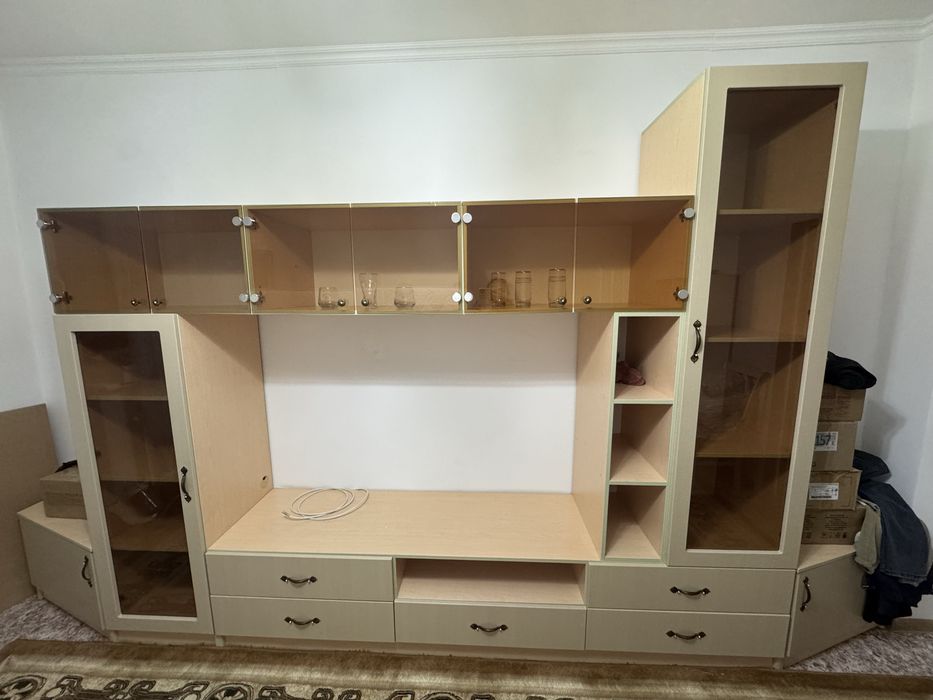 Идеальном состоянии стенка в зал