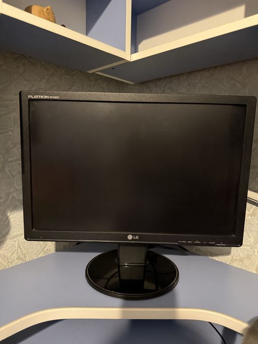 Компьютер с монитором, клавиатура