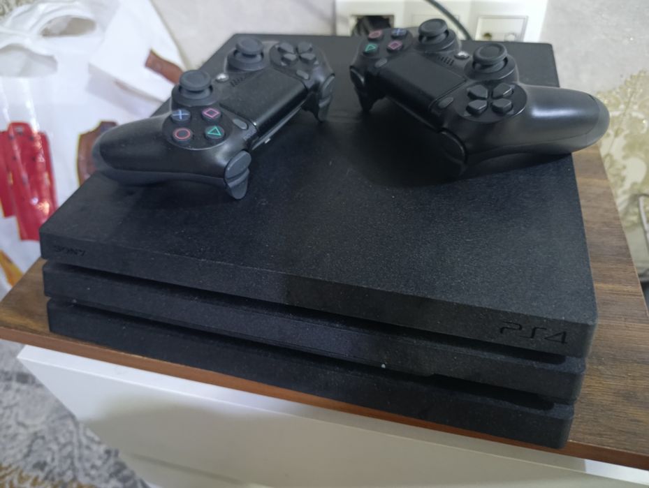 Playstation pro 4 1 tb 15+ oʻyinlar 2 ta joystik