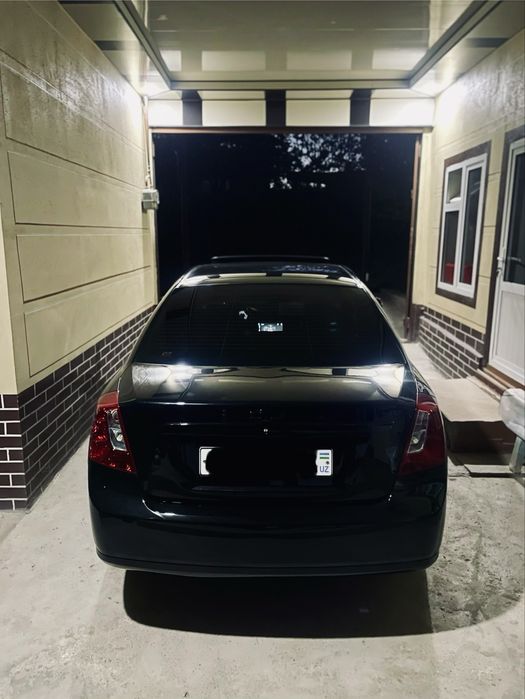 Chevrolet gentra ( lacetti ) sotiladi.