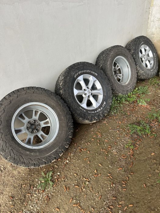 Гуми с джанти от Нисан навара 2008г.