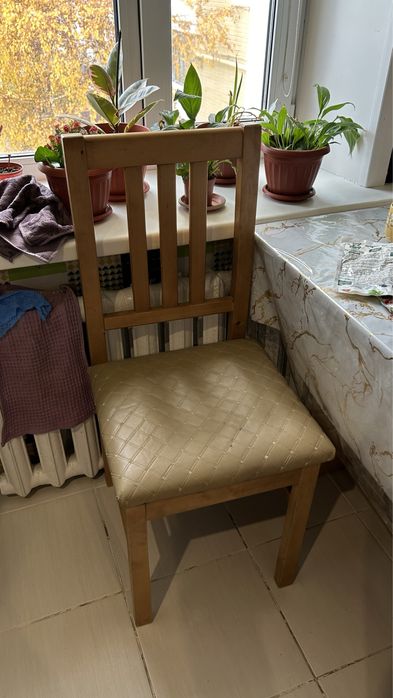 Стулья , и стол большой