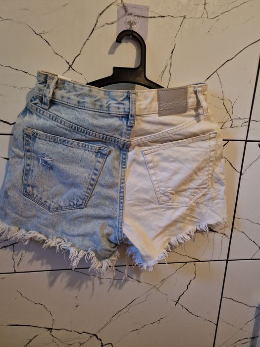 Pantaloni scurti de blugi