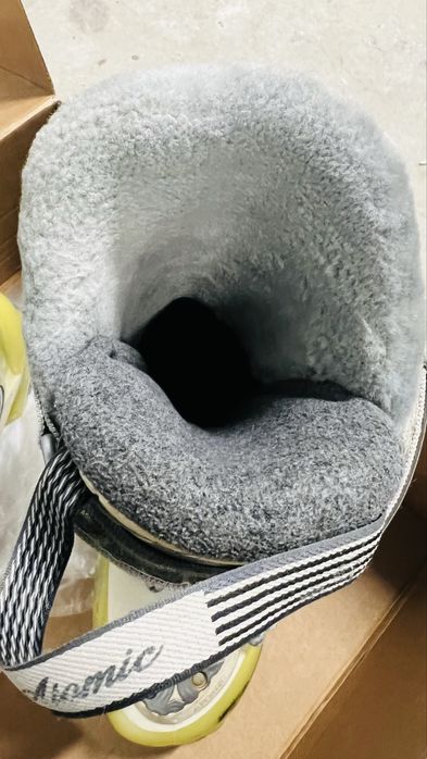 Clapari Atomic marime 24 stare buna, interior blanita foarte comoda