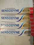 Pastă de dinți Sensodyne.