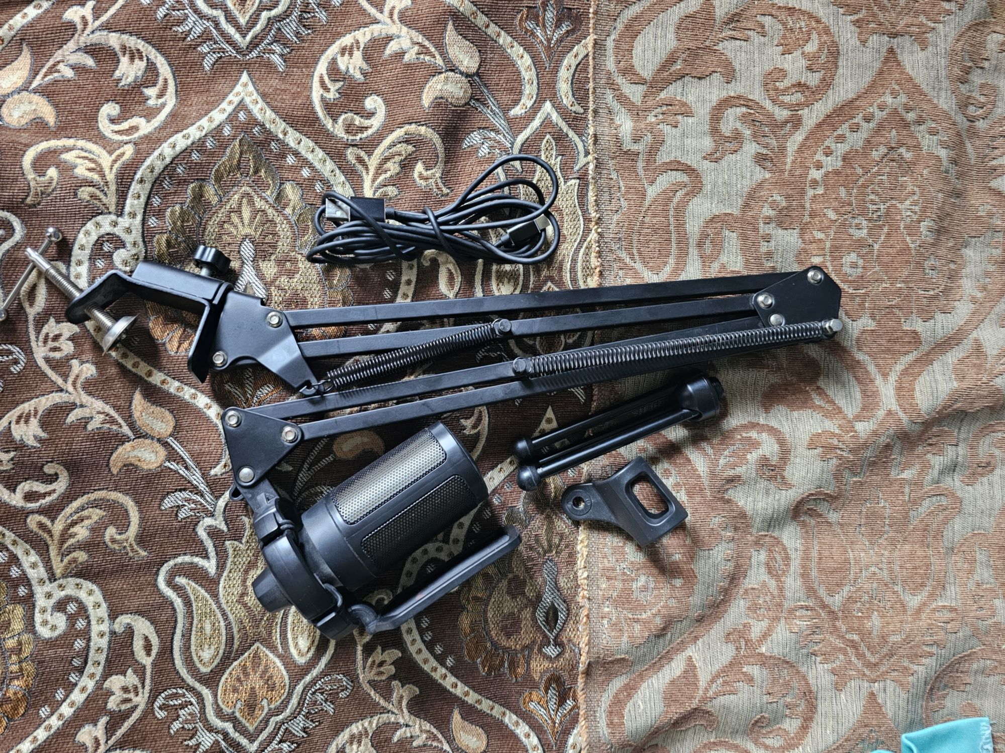Продаётся микрофон fifine a6v