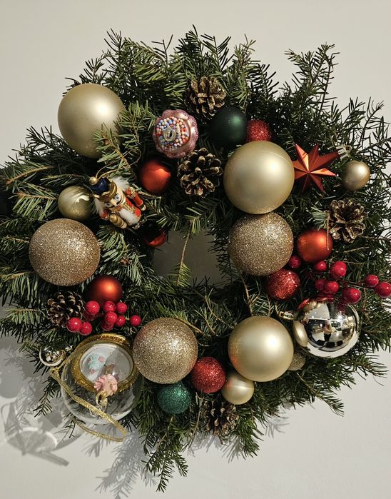 Coroniță de Crăciun pe suport natural din crenguțe de brad