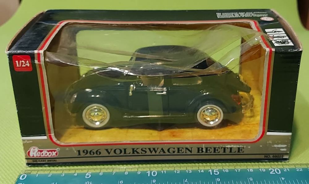 Метална количка Volkswagen Beetle. Цена: 40лв.