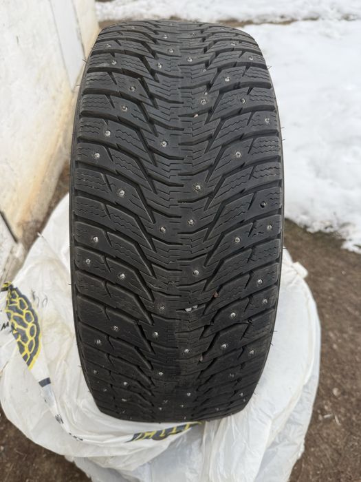 Зимние шины шипы в хорошем состоян