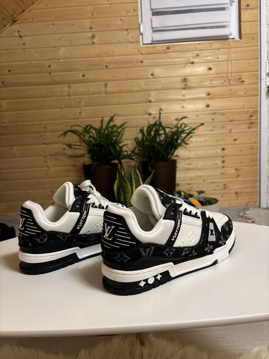 LV Trainers Black White 44