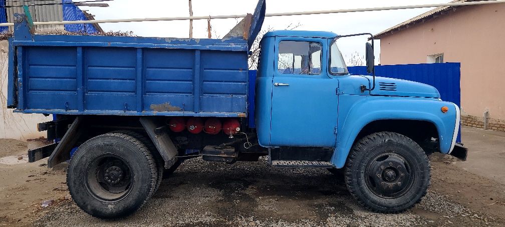 Zil 130.               .