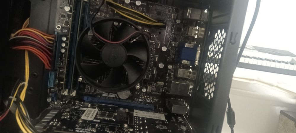 Продам матьтериснкую плату вместе с процессором