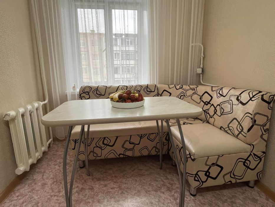 Стол-тумба, угловой кухонный диван и стол