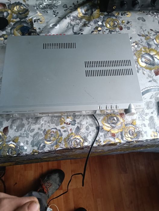 Vând dvd player cu statie incorporata in el