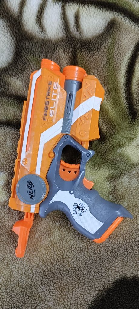 Nerf пистолет момчета