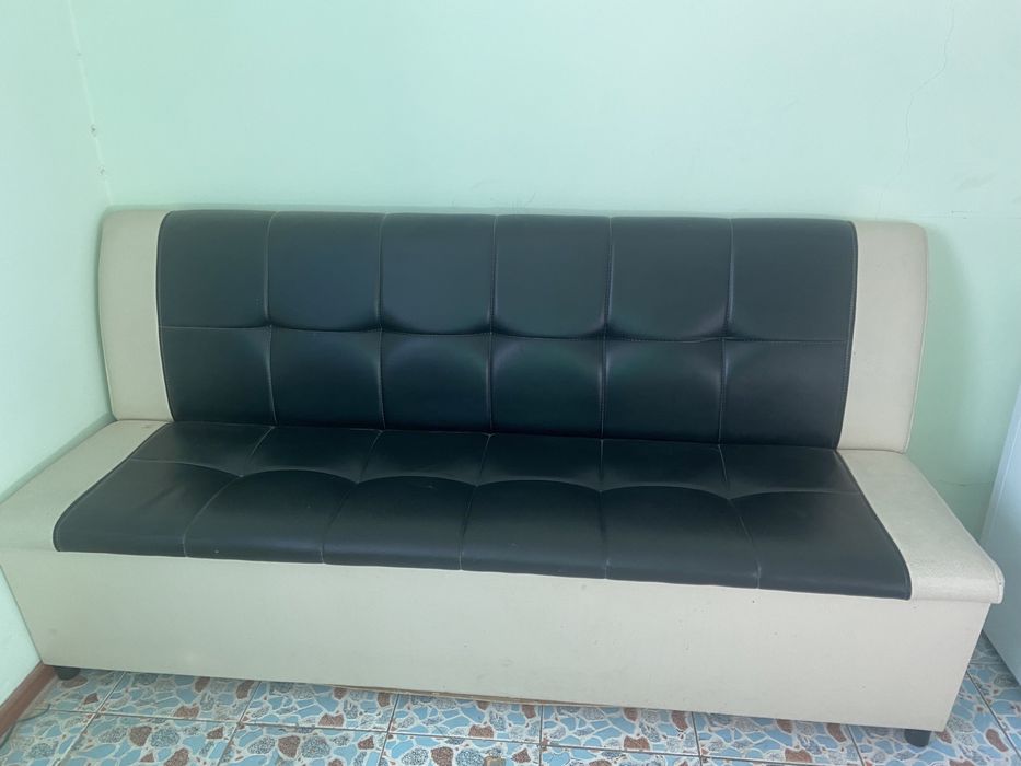 Диван на кухню, сиденья открываються, место для хранения вещей