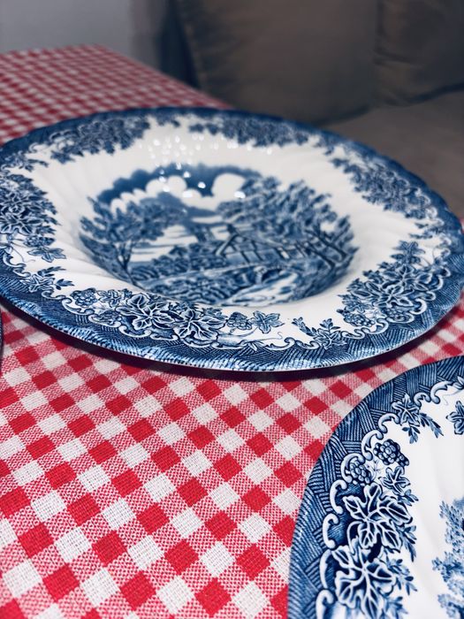 Порцеланов английски сервиз