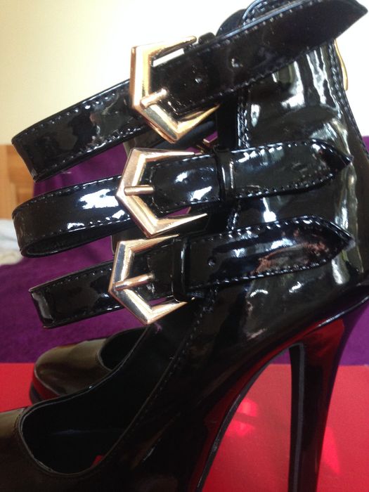 нови лачени обувки