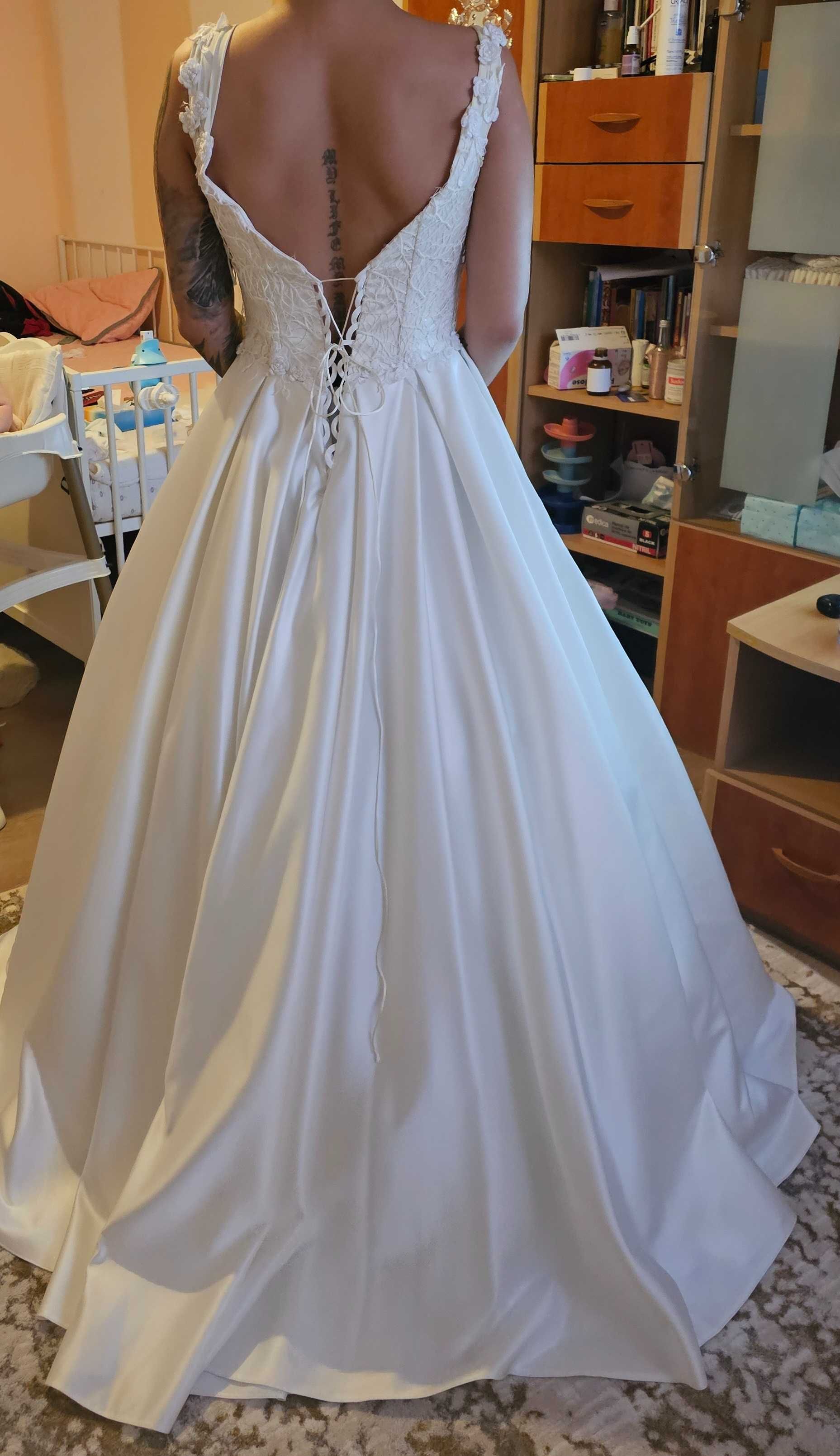 Vand rochie de mireasa!