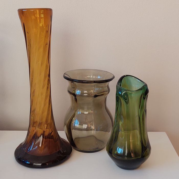 Три цветни вази за цветя