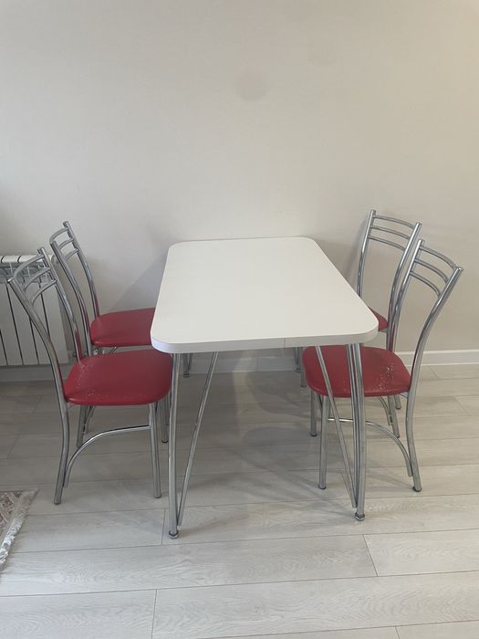 Стол со стульями