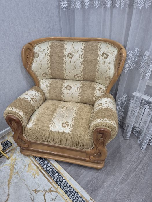 Мягкии уголок для гостинны Диван два креслохоженныи чистыи удобныи.Див