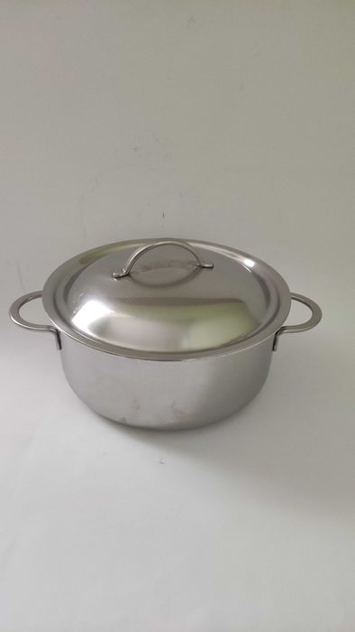 Малка,но масивна швейцарска тенджерка от стомана