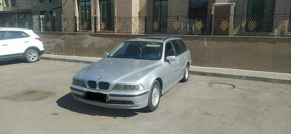Автомобиль BMW 520i