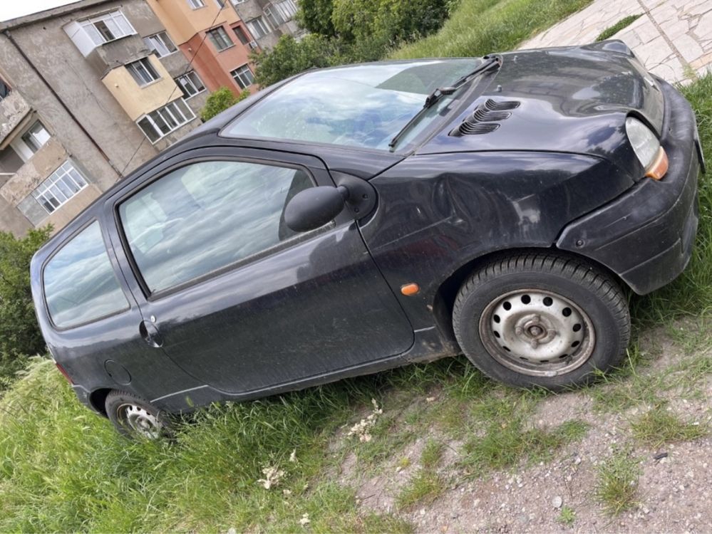 Renault Twingo Колата е за гарнитура.