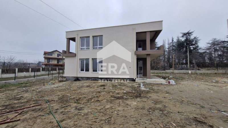 Двуетажна къща с красива морска панорама за продажба част от затворен