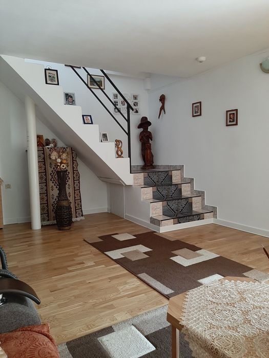 Casa,vila cu doua corpuri de casa,zona excelenta.