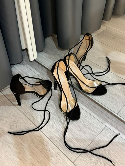 Черни сандали на ток