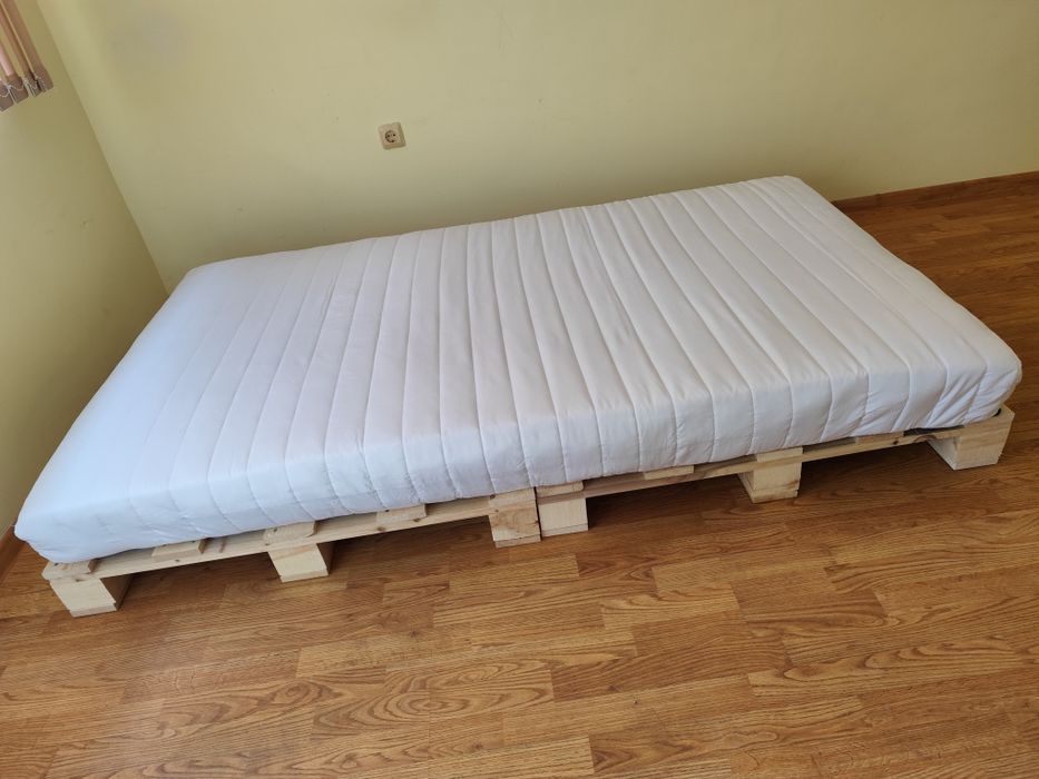 Пружинен матрак от JYSK с палети