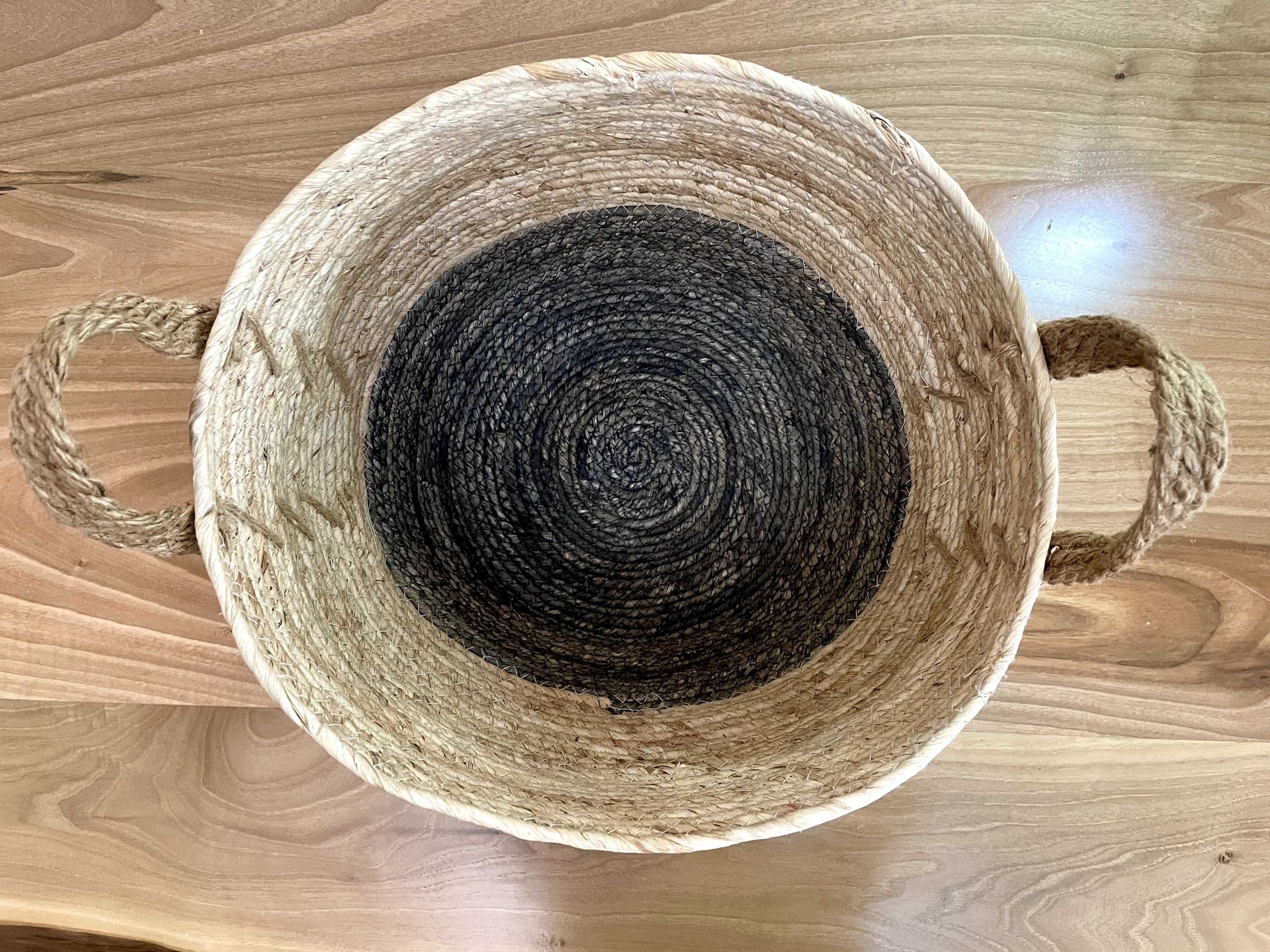 Корзина плетеная / To'qilgan savat.