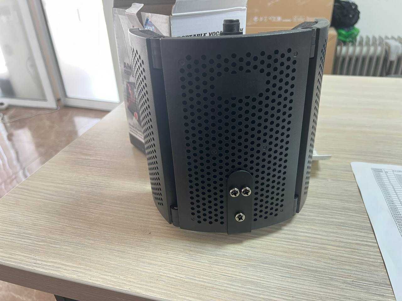 микрофон + акустический экран + аудиоинтерфейс (Sound Card)