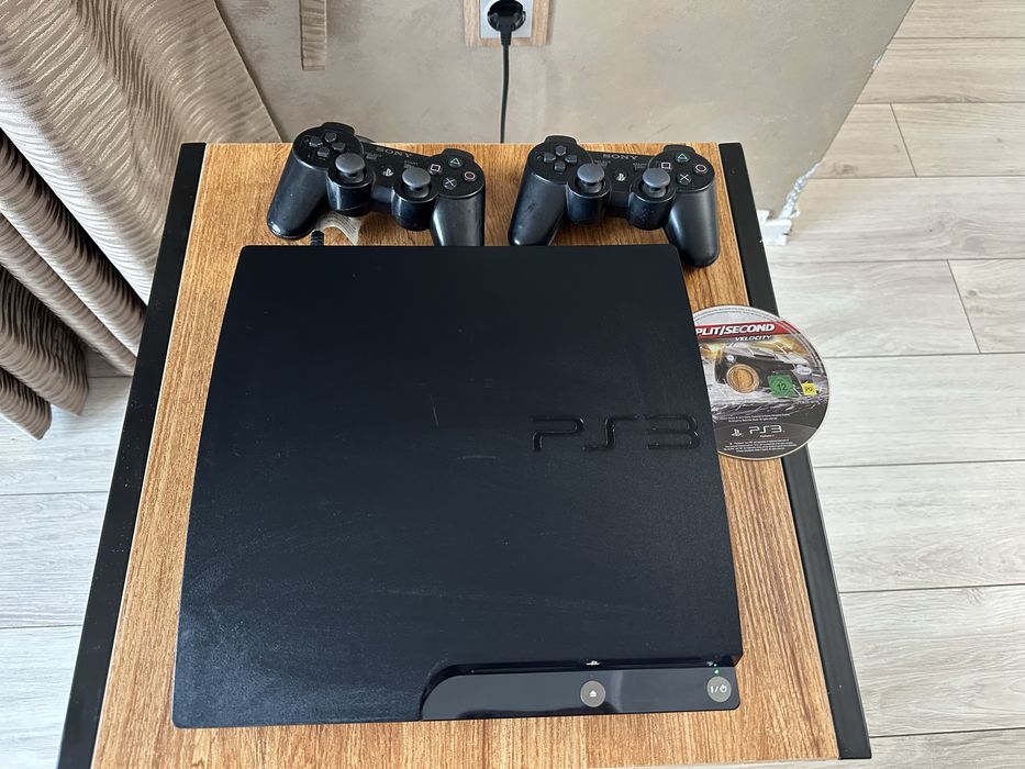 Конзола PS3 с два джойстика+ игра