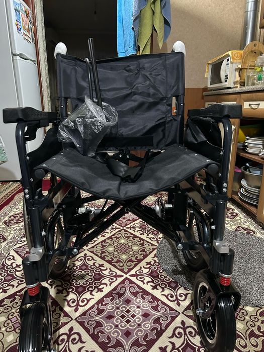 Многофункциональная коляска с жрстиком и аккумулятором новая скаробкой