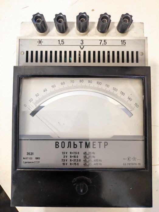 Продава се руски стрелкови лабораторен волтметър Э531