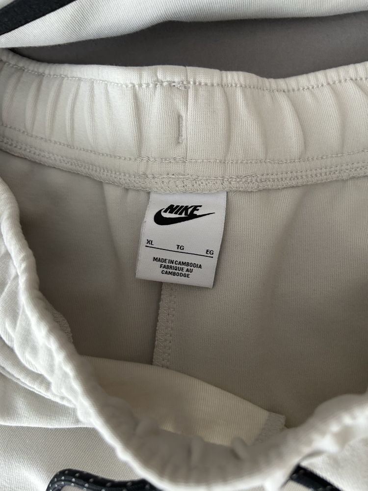 Compleu hanorac + pantaloni Nike Tech Alb