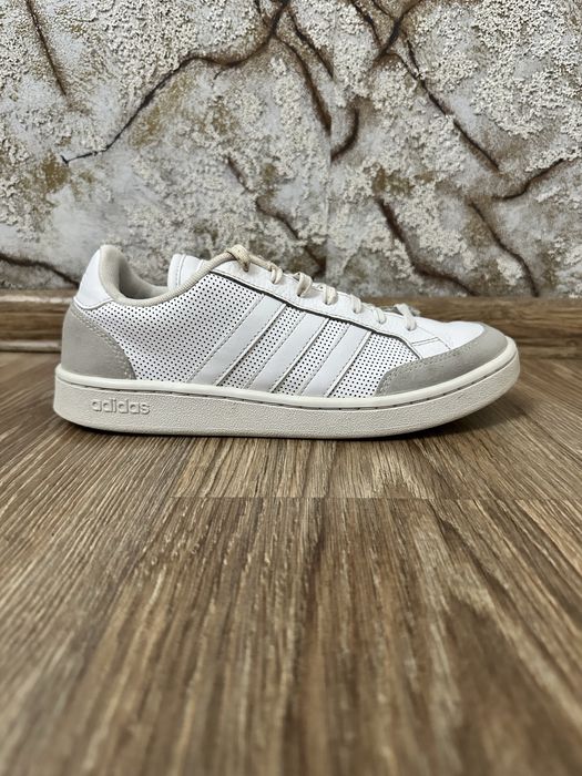 Обувки Adidas бели