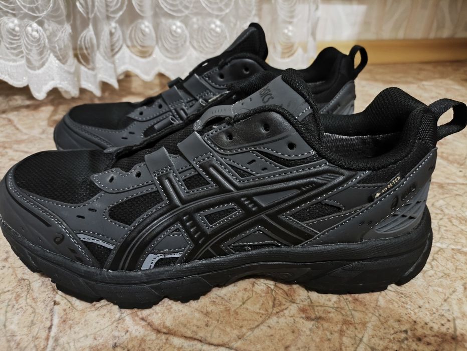 Кросовки ASICS черные, теплые