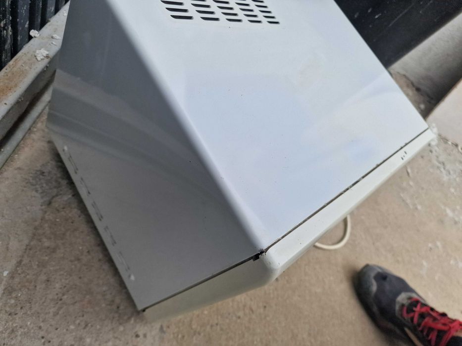Vand cuptor cu microunde  stare buna de functionare doar 99on