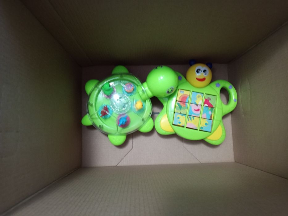 Цял кашон с бебешки играчки