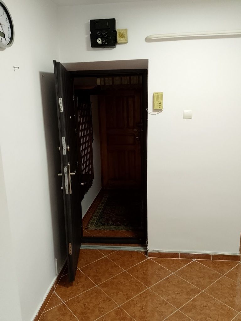 Închiriez apartament